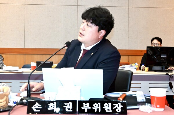 손희권 경북도의원이 11일 열린 경북테크노파크 행정사무감사에서 허술한 복무관리와 조직 내 기강 해이를 강하게 질타했다.(사진=경북도의회)