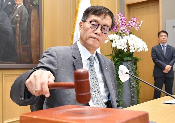 금융통화위원회에서 의사봉을 두드리는 이창용 한국은행 총재. 연합뉴스 제공.