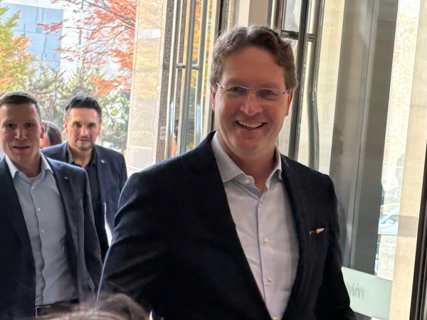 올라 칼레니우스 메르세데스-벤츠 회장이 13일 오후 1시 30분경 여의도 LG트윈타워를 찾아 LG그룹 주요 계열사 최고경영자(CEO)들과 회동했다. 연합뉴스.