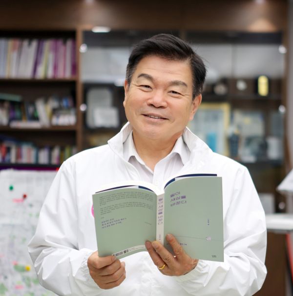 14일 '말이 세상을 바꾼다'와 '좋아요 동대문' 북콘서트를 여는 이필형 동대문구청장(사진)은 현장 책 판매와 기부금 모집을 전면 배제한 ‘클린 정치’ 실천에 나선다. 실크로드 제공