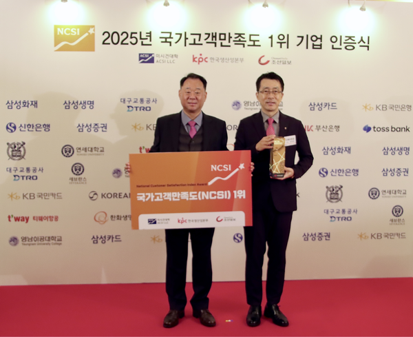 지난 12일 서울 중구 롯데호텔에서 진행된 '2025년 국가고객만족도(NCSI)' 시상식에서 황영조 티웨이항공 여객지원 담당(왼쪽)과 심창섭 티웨이항공 커뮤니케이션 담당이 기념 사진을 촬영하고 있다. 티웨이항공 제공