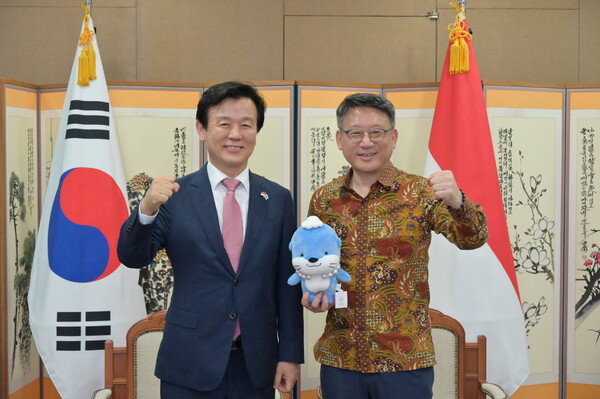 조규일 진주시장(왼쪽)이 주인도네시아 대한민국 대사관에서 관계자와 기념촬영을 하고 있다. 진주시 제공