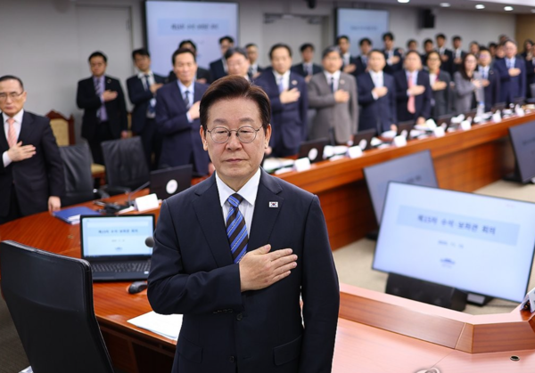 13일 용산 대통령실에서 열린 수석보좌관회의에서 국기에 대한 맹세 중인 이재명 대통령. 연합뉴스 제공.