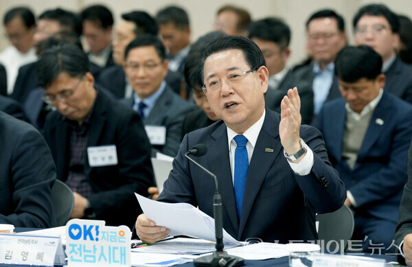 김영록 지사가 13일 여수시청 대회의실에서 열린 ‘여수시 정책비전 투어’ 행사에서 인사말을 하고 있다. 전남도
