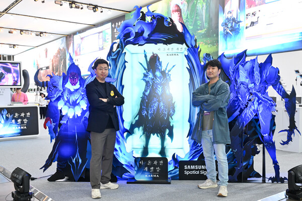 넷마블 문준기 사업본부장(왼쪽)과 넷마블네오 권도형 PD가 포즈를 취하고 있다.