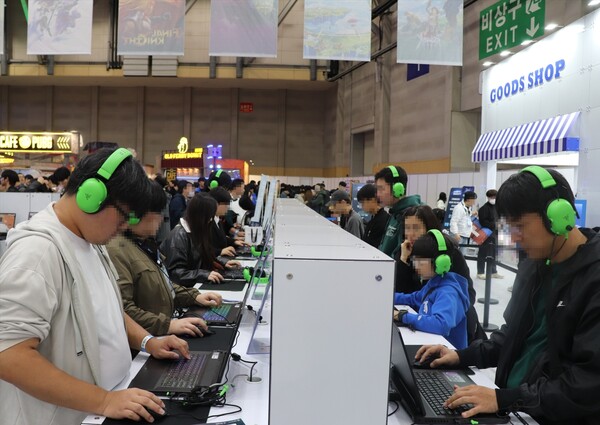 그라비티 부스에서 타이틀 시연 중인 관람객들