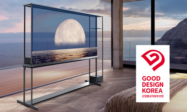 대통령상을 받은 세계 최초 투명·무선 TV 'LG 시그니처 올레드 T'. LG전자 제공