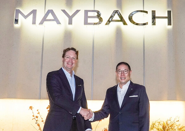 올라 칼레니우스 메르세데스-벤츠 그룹 회장(왼쪽)과 조현상 HS효성 부회장이 지난 13일 서울 강남구 마이바흐 브랜드센터 서울에서 기념 사진을 촬영하고 있다. HS효성 제공