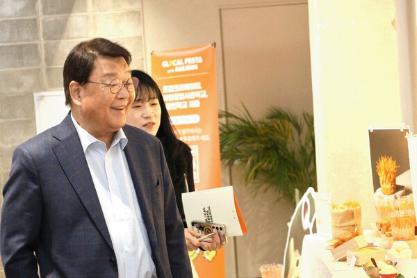 박성효 이사장이 대전 은행‧대흥‧선화동 일대에서 2025년 글로컬 페스타를 개최에 참여해 피칭존을 둘러보고 있다. 소진공 제공.