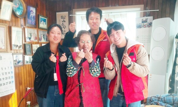 14일 대전시사회서비스원 소속 대전시노인복지관은 SK이노베이션과 함께 노인맞춤돌봄서비스 대상 독거노인 100가구를 방문해 겨울나기 자원봉사 활동을 진행 후 어르신과 기념 촬영을 하고 있다. 사회서비스원 제공.