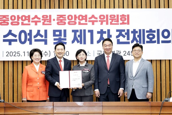 이선희 경북도의회 기획경제위원장(가운데)이 지난 12일 국회에서 장동혁 국민의힘 대표로부터 ‘중앙연수위원회 부위원장’ 임명장을 수여받았다.