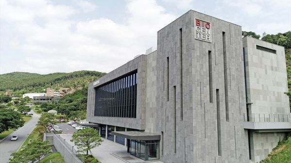 대웅제약이 보건복지부가 주관하는 ‘2025년도 K-AI 신약개발 전임상·임상 모델개발 사업’에 공동 연구기관으로 선정됐다고 17일 밝혔다. 사진은 대웅제약 용인 연구소. 대웅제약 제공