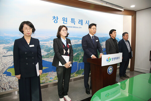 올해 12월 말 40년의 공직 생활을 마감하는 서정국 창원특례시 의창구청장이 4분기 정례브리핑을 하고 있다.