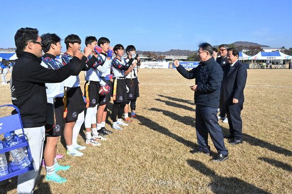 (김진열 군위군수(오른쪽)가 지난 15일 군위 생활체육공원에서 열린 ‘2025 유·청소년 I-리그 플래그풋볼 전국대회’ 참가 선수들을 격려하고 있다=군위군)