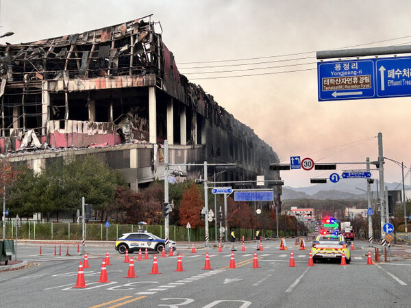 화재가 발생한 천안 패션물류센터. 연합뉴스