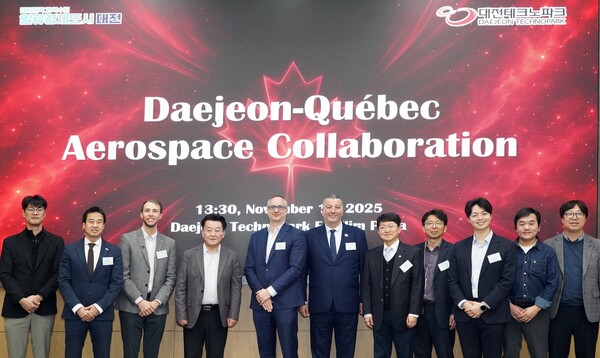 17일 대전테크노파크(대전TP)는 캐나다 퀘벡주 우주항공 대표단과 우주산업 공동연구 및 기업 협력 방안을 논의 후 기념 촬영을 하고 있다. 테크노파크 제공.