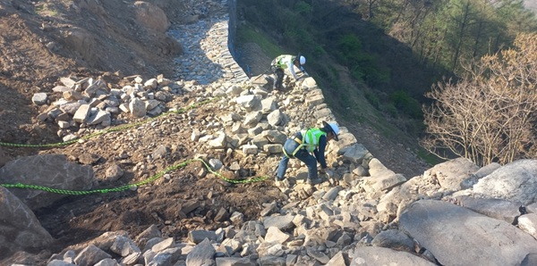 계족산성의 서문지 북측 구간 보수공사. 대전시 제공.