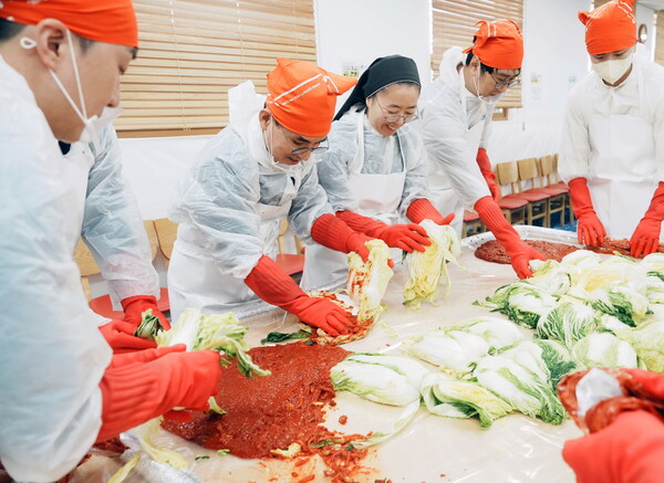 한난은 17일 경기도 성남시에 위치한 수정노인종합복지관에서 사내 자발적 봉사단체인 '행복나눔단' 단원 50여 명이 참여한 가운데 저소득·독거 어르신들을 위한 '2025년 사랑나눔 김장행사'를 실시했다. 한국지역난방공사 제공.