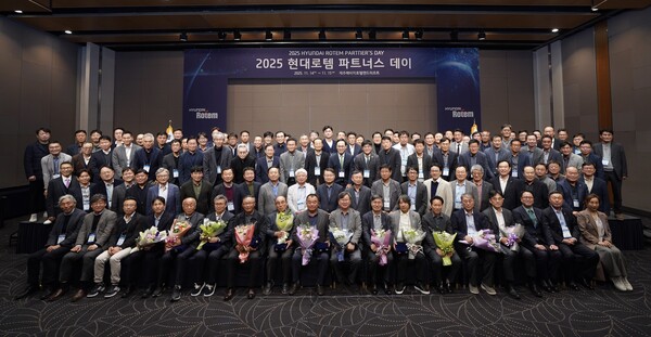 현대로템 주요 임원들과 협력업체 대표들이 지난 14~15일 제주 서귀포시 해비치 호텔앤드리조트에서에서 진행된 '2025 현대로템 파트너스 데이'에서 기념 사진을 촬영하고 있다. 현대로템 제공