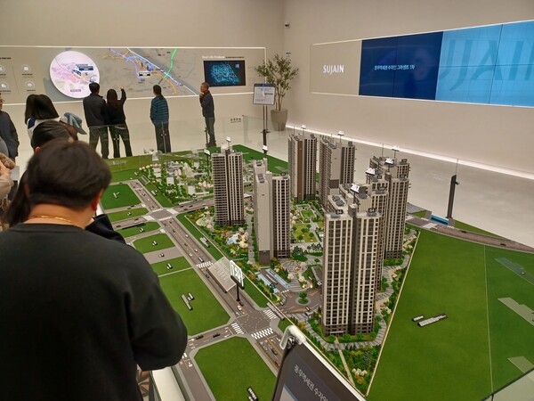 BS한양이 김포 북변4구역 재개발에 이어 경기도 김포시 풍무역세권도시개발사업 B2블록(사우동 173-1번지) 일원에 공급하는 ‘풍무역세권 수자인 그라센트 1차’의 견본주택 내부 단지모형. 김태현 기자