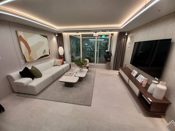 '풍무역세권 수자인 그라센트 1차' 84㎡형 거실. 김태현 기자