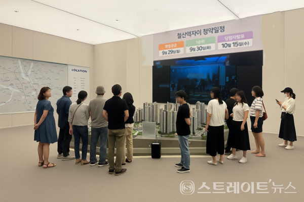 경기도 광명12 주택재개발구역에 '철산역 자이' 건설 현장에 자리한 모델하우스. 광명 재개발구역 가운데 경사도가 가장 심하나, 철산역 초역세권에 초품아여서 조기 완판에 어려움이 없어  조기 완판된 바 있다. 김태현 기자