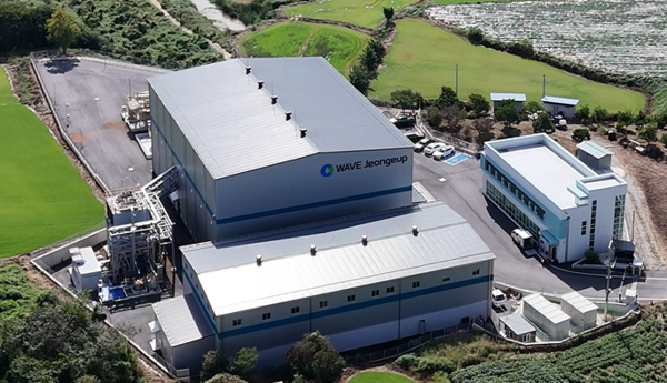 영농폐비닐을 비롯한 연간 6,500톤의 폐플라스틱과 폐비닐을 처리하여 최대 4,550톤(약 540만 리터)의 플라스틱 재생원료유 생산 용량을 갖춘 대지 2900평, 건평 1200평의 국내 최대 규모인 웨이브 정읍공장 전경