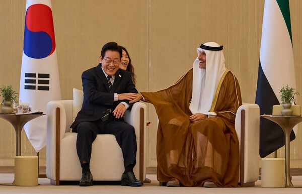 아랍에미리트(UAE)를 국빈 방문한 이재명 대통령이 17일(현지시간) 아부다비 왕실공항에 도착해 칼둔 칼리파 알 무바락 퍼스트 아부다비 뱅크(FAB) 비상임 이사겸 이사회 운영위원회 의장과 환담을 나누고 있다. 연합뉴스. 