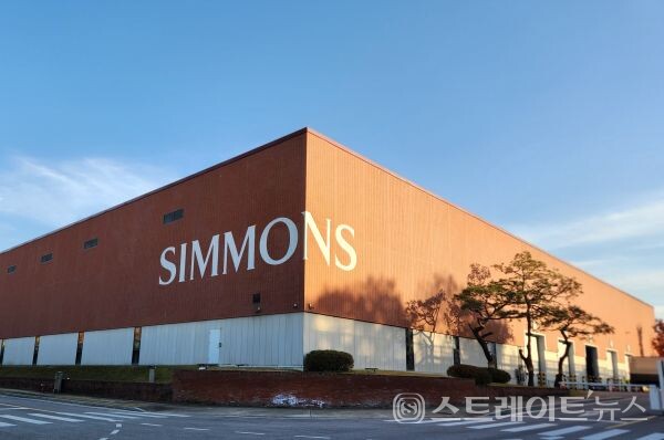 시몬스 물류센터. 생산 공장과 외부 노출 없이 직접 연결돼 있어 소비자에게로 연결된다. 박응서 기자