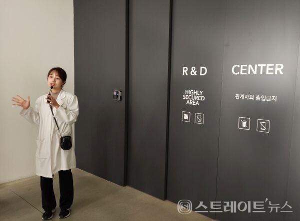 양소라 큐레이터가 수면 연구 R&D 센터 입구에서 시몬스 침대 연구시설에 대해서 설명하고 있다. 박응서 기자