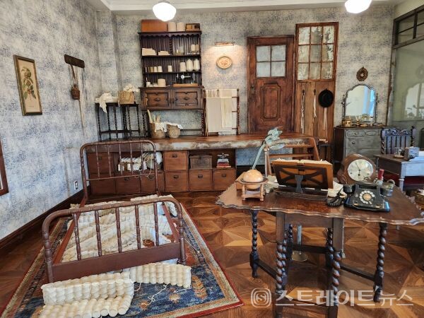 시몬스 테라스에서 1870년 위스콘신주 케노샤에서 9명의 엔지니어와 함께 침대 사업을 시작한 젤몬 시몬스의 작업실을 만날 수 있다. 박응서 기자