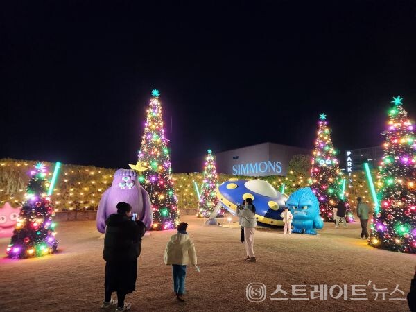 시몬스 잔디정원에 불시착한 UFO와 몬스터 바코와 버보, 8미터에 달하는 대형 트리 몬스터 등을 배경으로 사진을 찍고 있는 가족들. 박응서 기자