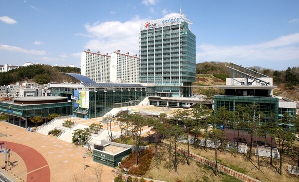 경북 포항시가 18일 고용노동부로부터 근로자와 기업이 확대된 고용지원과 완화된 자격요건 등의 혜택을 받을 수 있는 ‘고용위기 선제대응지역’으로 공식 지정됐다고 밝혔다.(사진=포항시) 