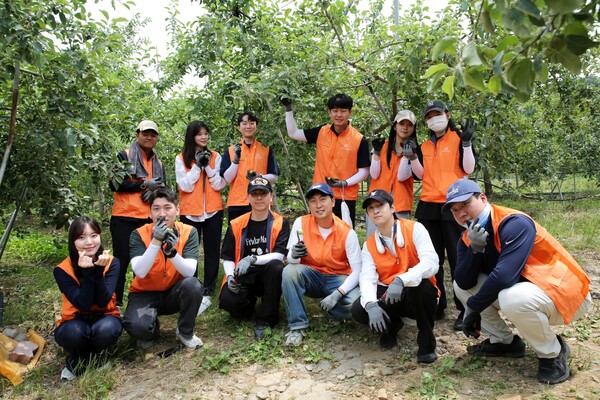 한화 임직원이 경기 연천 사과농가 봉사활동을 마치고 기념 사진을 촬영하는 모습. 한화 제공