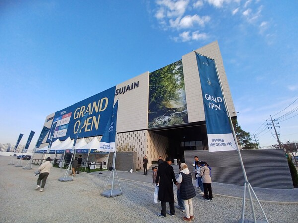 BS한양이 김포 북변4구역 재개발에 이어 경기도 김포시 풍무역세권도시개발사업 B2블록(사우동 173-1번지) 일원에 공급하는 ‘풍무역세권 수자인 그라센트 1차’의 견본주택. 청약홈은 18일 이 단지 일반공급 1순위 청약 접수 결과, 평균 7 대 1의 경쟁률을 기록했다고 밝혔다. 김태현 기자