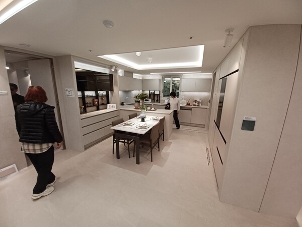 '풍무역세권 수자인 그라센트 1차' 84㎡형 다이닝룸. 김태현 기자