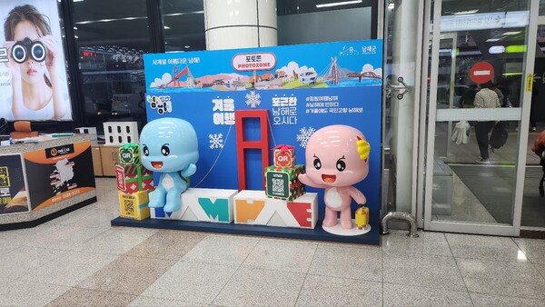 해랑이와 해순이 조형물이 김해공항 국내선 1층 팝업존에서 방문객을 맞이하고 있다. 남해군 제공