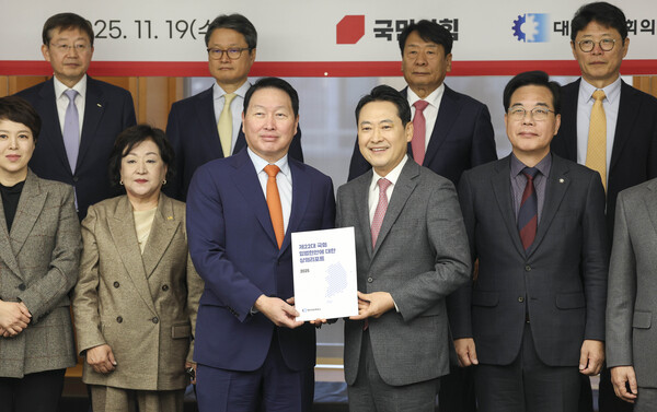  최태원 대한상공회의소 회장과 장동혁 국민의힘 대표가 19일 서울 중구 대한상공회의소에서 열린 '국민의힘-대한상공회의소 정책간담회'에서 정책제안서를 들고 기념촬영을 하고 있다. 연합뉴스. 