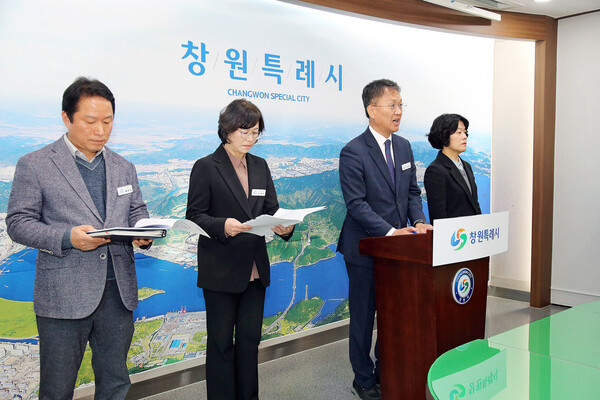 창원특례시 박진열 경제일자리국장이 19일 시청프레스센터에서 올해 4분기 정례브리핑을 하고 있다. 