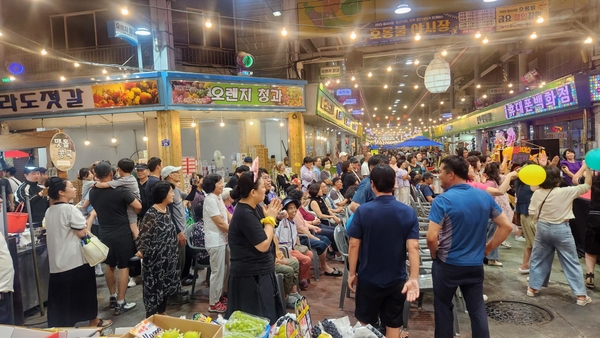 지난 10월에 열린 창원 명서시장 ‘호롱불 야시장’ 모습.