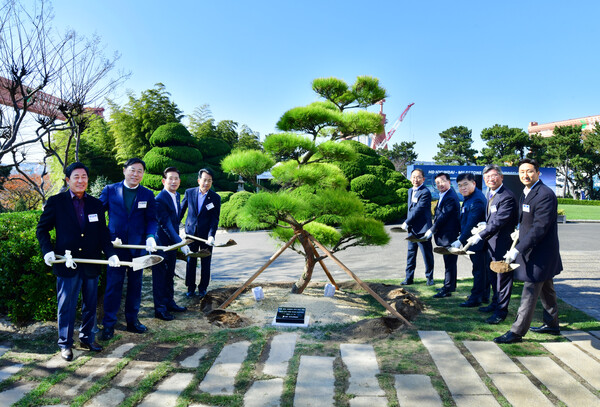 정기선 HD현대 회장이 19일 울산 HD현대중공업 영빈관에서 5000척 인도 기념 식수를 하고 있다. HD현대 제공