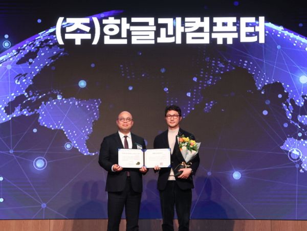 장승현 한컴 AI사업본부장(사진 오른쪽)과 강상엽 코트라 부사장이 기념촬영을 하고 있다. 한컴 제공