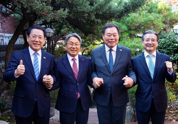 강기정(왼쪽 두 번째) 시장이 19일 대통령실 주관 ‘대통령실-지자체 4자 사전협의’에 참석해  김영록(왼쪽 첫 번째) 전남지사, 김산(왼쪽 세 번째) 무안군수, 김용범(왼쪽 네 번째) 대통령실 정책실장과 광주공항 통합이전 관련 주요 현안에 대해 논의했다. 광주시