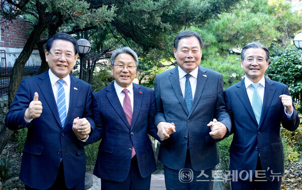 김영록 전남지사(왼쪽)가 19일 서울에서 광주 민간·군공항 통합이전 현안 논의와 관련, 김용범 대통령실 정책실잘(오른쪽), 강기정 광주시장(왼쪽 두 번째), 김산 무안군수와 간담회를 한 후 기념촬영을 하고 있다. 전남도