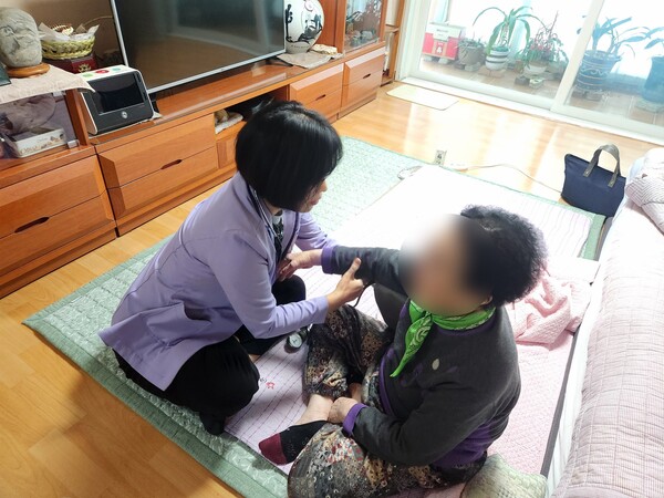 사진은 지역 노인을 위한 방문 간호 모습.