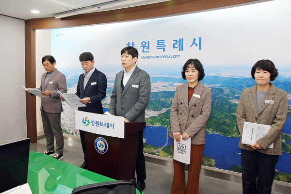 창원특례시 오재연 창원보건소장이 20일 시청 프레스센터에서 4분기 정례브리핑을 하고 있다.