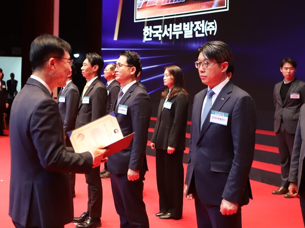 한국서부발전은 지난 19일 서울 코엑스에서 열린 국가품질경영대회에서 10년 연속 품질경쟁력 우수기업(1등급)으로 선정됐다고 20일 밝혔다. 사진은 권창원 서부발전 품질경영부장(오른쪽 두 번째)의 수상 모습. 한국서부발전 제공. 