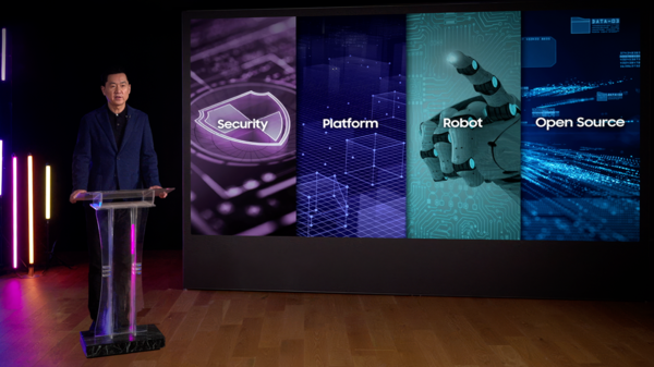 전경훈 삼성전자 DX부문 CTO 겸 삼성리서치장 사장이 '삼성 테크 콘퍼런스 2025'에서 환영사를 하고 있다. 삼성전자 제공