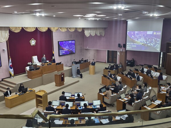 박준모 안양시의회 의장이 안양시의회 제307회 정례회 개회에 앞서 최근 시의원 6명이 공무국외출장 비리 혐의로 검찰 송치된 것과 관련해 대시민 입장을 밝히고 있다.최휘경 기자.