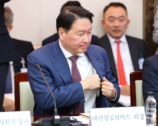 삼성전자 법인세 실납부액이 감소한 반면, SK하이닉스가 그 빈자리를 메꿔 국가적 재정부담을 덜어주고 있다. 사진은 최태원 SK그룹 회장. 연합뉴스